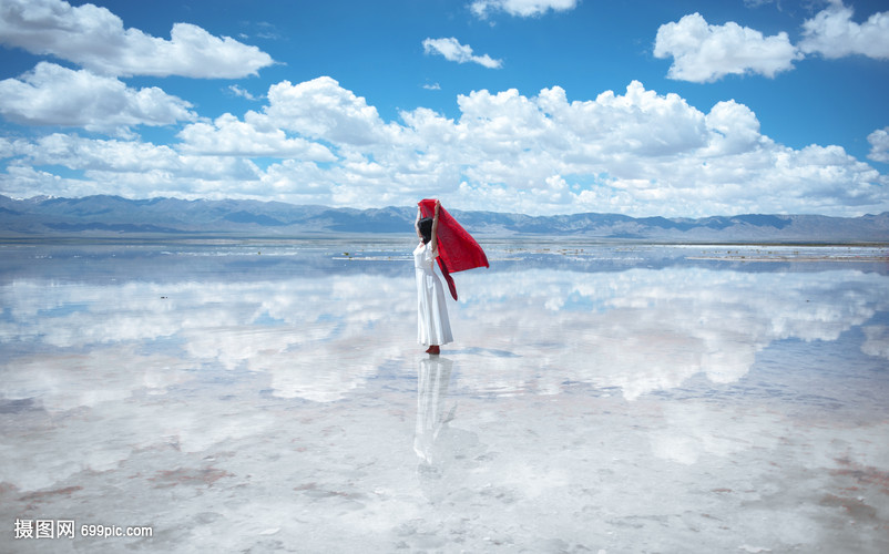 茶卡鹽湖中的女孩——一場(chǎng)心靈與自然的對(duì)話